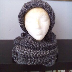 Hand crafted crochet Bulky Hat & Scarf set, color gray and black, one size.